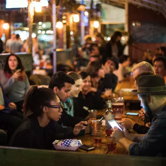 Menschen essen in einem überfüllten Essbereich in SoMa. San Francisco, Kalifornien.